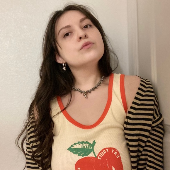 Meet your Posher, Cassandra - Picture 1 of 3